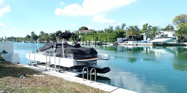 Building Photo - 1725 Calais Dr