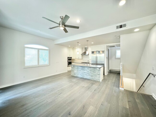 Building Photo - Beautiful 3Bd/3Ba Townhome located in Nort...