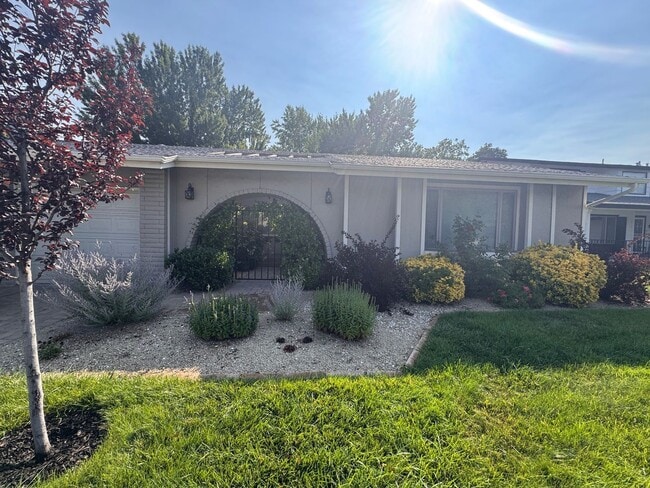 Foto del edificio - 4860 Lakeside Dr