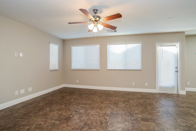 Foto del edificio - 10811 Cather Ave