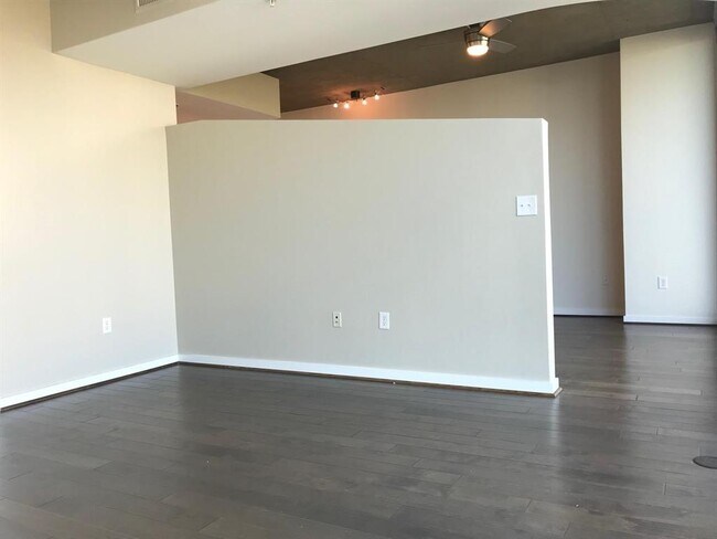 Building Photo - 5925 Almeda Rd