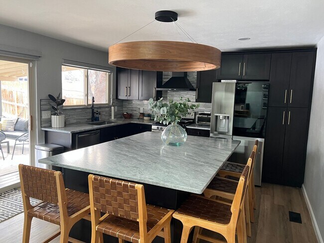 Building Photo - Stunning 5 Bedroom in the Coveted Kipling ...
