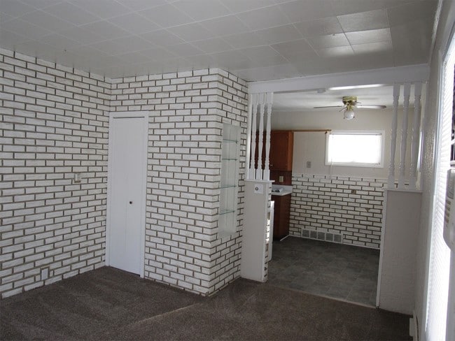 Building Photo - 1744 S Twyckenham Dr