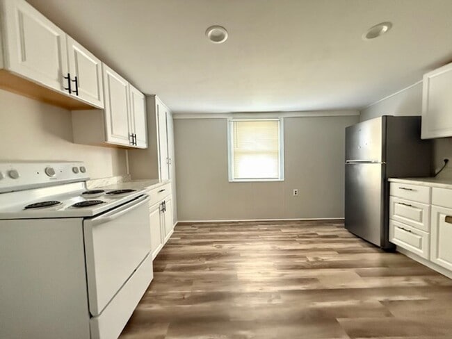 Building Photo - PERFECT 1 Bedroom Move-In Ready!