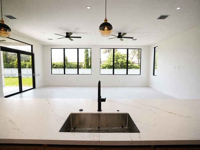 Foto del edificio - 13023 Davie Oaks Dr