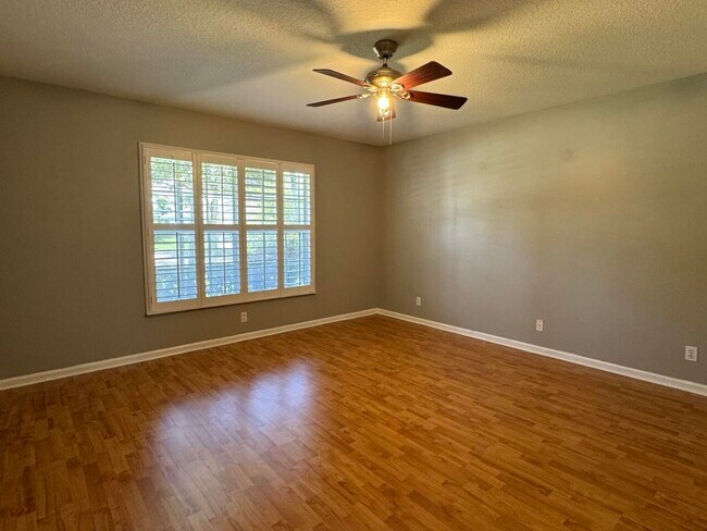 Foto del edificio - 148 Fernwood Crescent