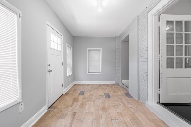 Building Photo - Spacious 3 BR/1 BA Apartment in Columbia H...