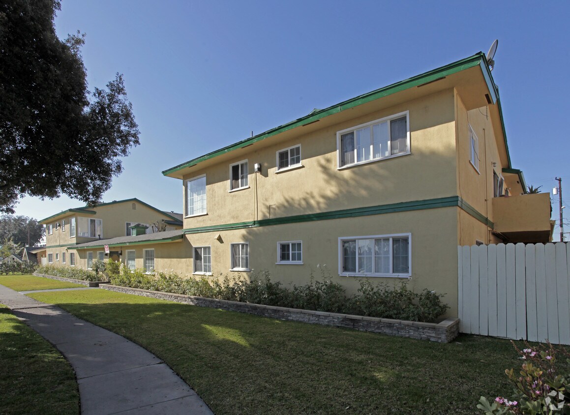 Building Photo - 923-929 S Park Cir