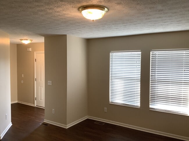 Foto del edificio - 557 Whispering Pines Pl