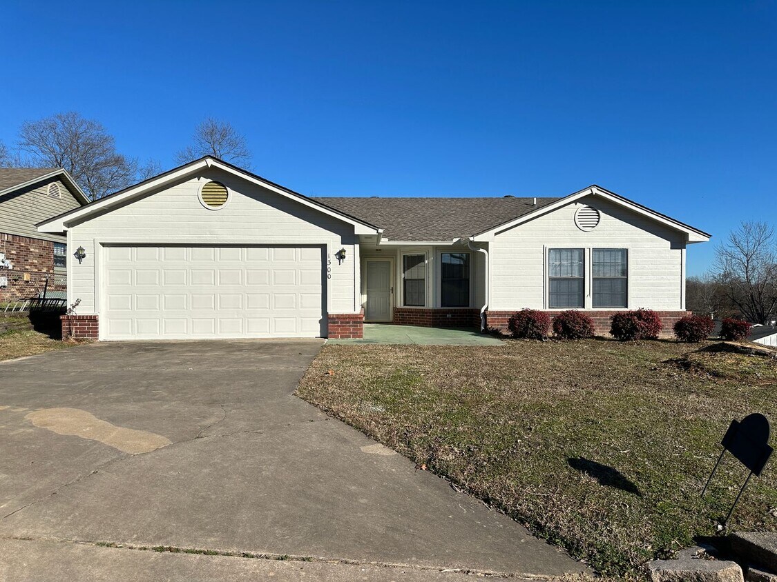 Foto principal - * Move-In Special * Gorgeous 3 Bed / 2 Bat...