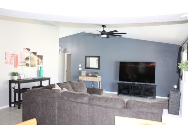 Building Photo - Long Term 3 Bed 3 Bath Pool Home!! Furnish...