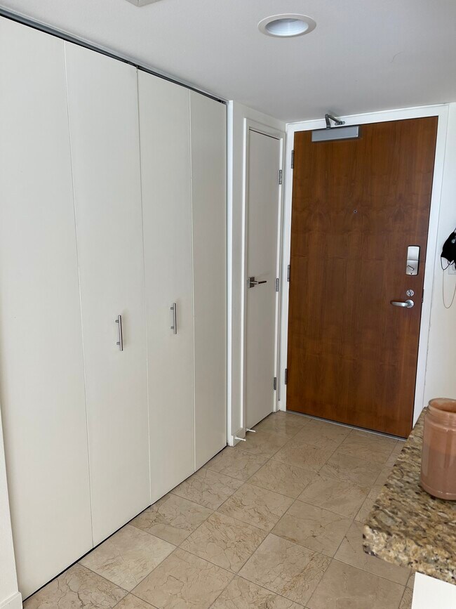 Building Photo - 13700 Marina Pointe Dr