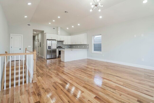 Building Photo - 281 Pearsall Ave