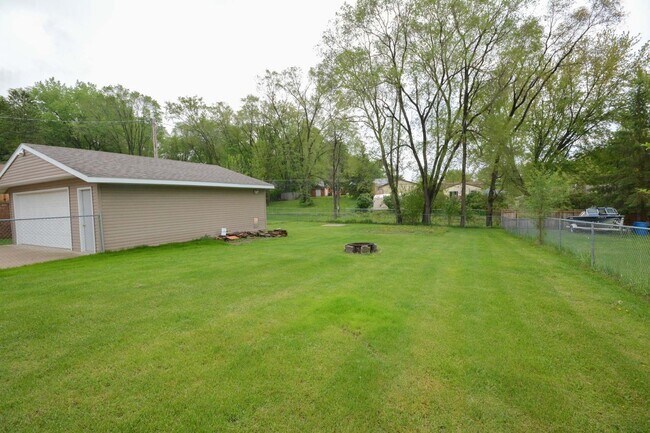 Building Photo - Extra large fenced yard in quiet neighborhood