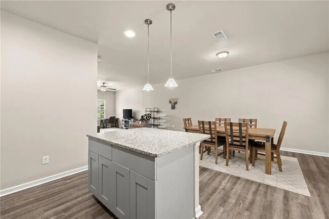 Foto del edificio - Room in Townhome on Chatham Ridge Dr