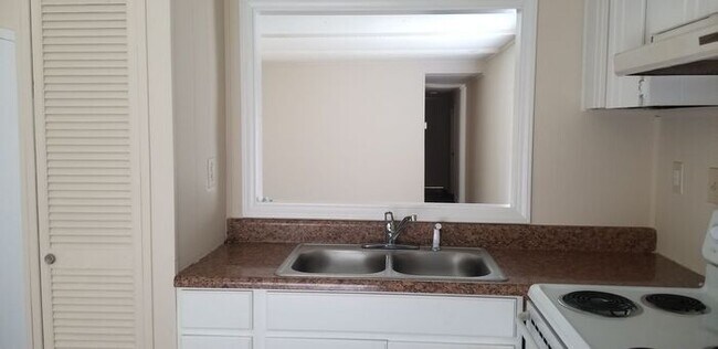 Building Photo - Available now, move in ready!