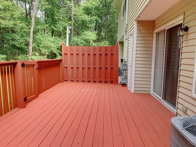 Building Photo - Lovely Townhome in Galloway