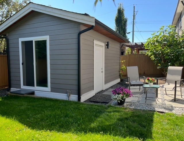 Separate Studio - 4890 55B St