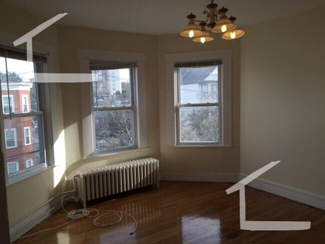 Foto del edificio - Spacious Four Bedroom Coming Available