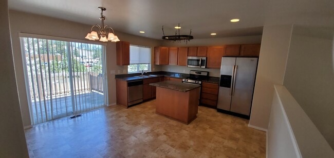 Building Photo - Gorgeous Tri-Level 3 Bed/2 Bath House in P...