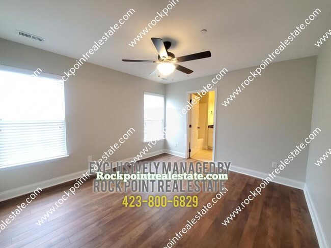 Building Photo - Beautiful Townhouse off of E. Brainerd Rd!