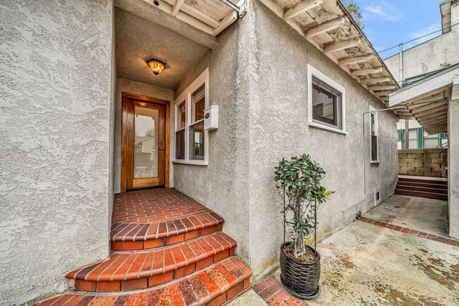 Building Photo - 239 1/2 Coronado Avenue