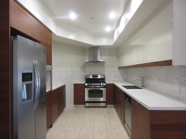 Primary Photo - 220 E Broadway