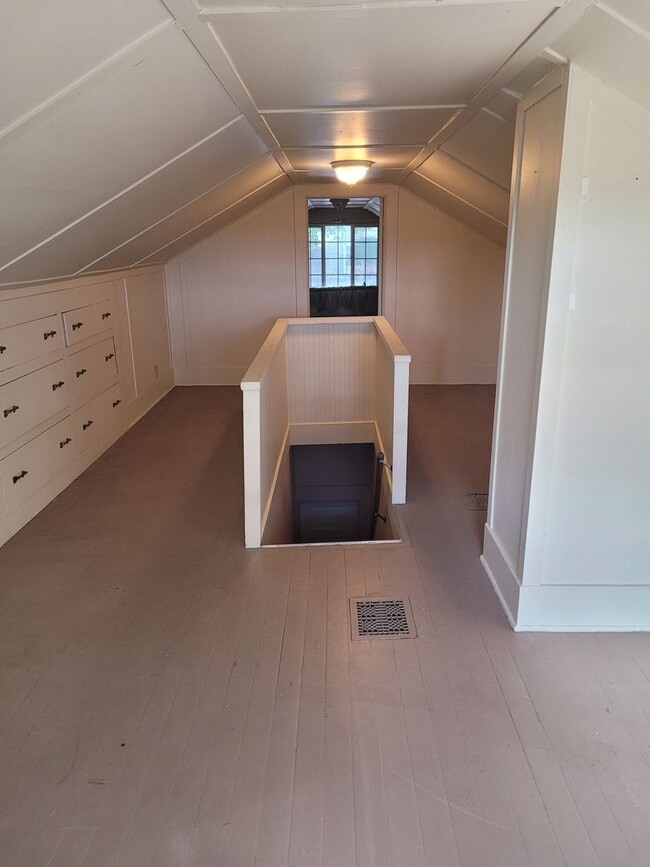 Building Photo - 3 bedroom 2 bath