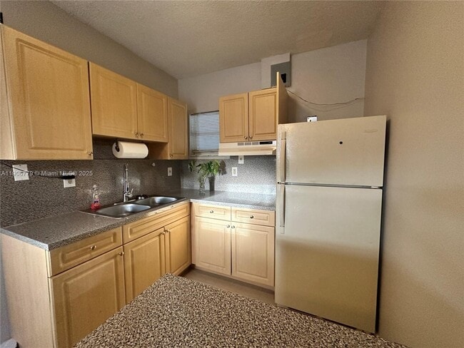 Foto del edificio - 5781 NW 192nd St