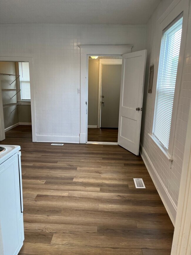 Foto del edificio - Check out this Classic charmer waiting for...