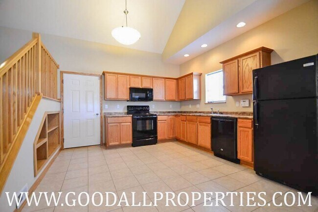 Building Photo - Must See!!! 3 Bedroom, 2 1/2 Bath Corner Unit Townhome in Urbandale