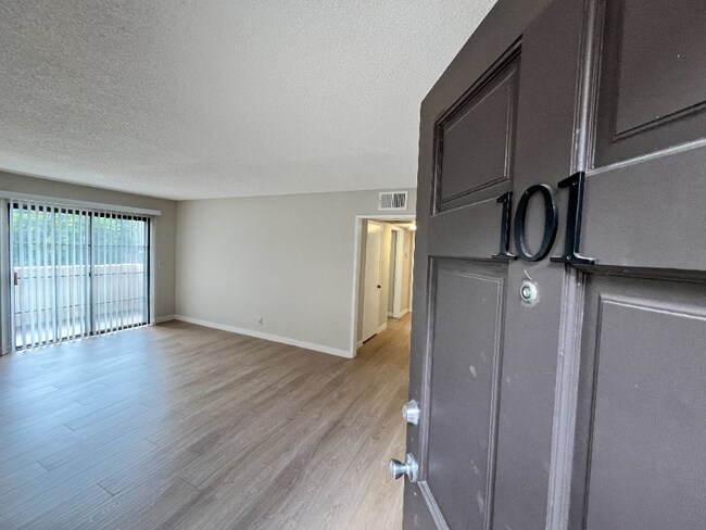 Building Photo - 507 E Cedar Ave