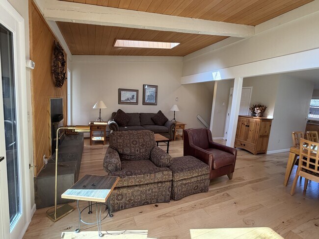 Foto del edificio - 2833 Kinnickinnick Rd