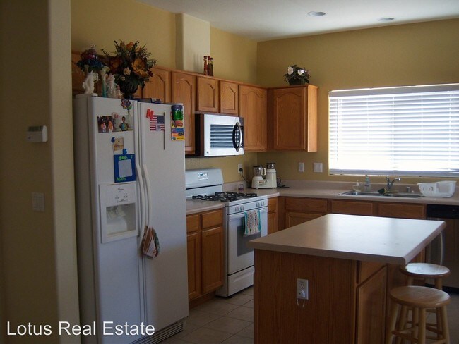 Foto del edificio - 4 br, 3 bath House - 1145 E Locust Dr.