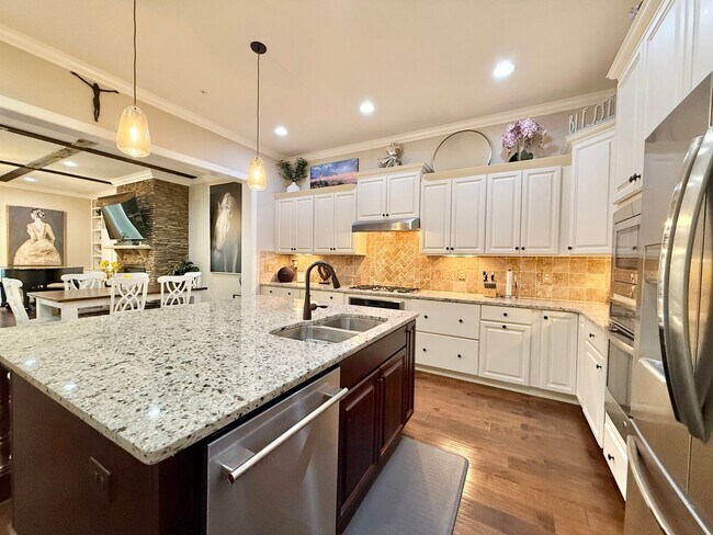 Foto del edificio - Luxurious 3BD, 4BA Raleigh Townhome with a First Floor Master Bedroom, Bonus Sunroom, and Large U...