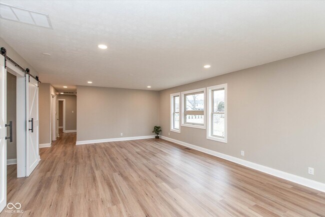 Building Photo - 707 Daffon Dr