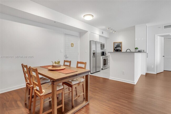 Foto del edificio - 335 S Biscayne Blvd