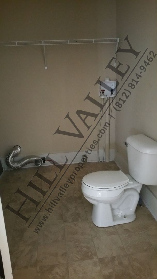 Building Photo - Large 3 Bedroom Apt, Close to Campus