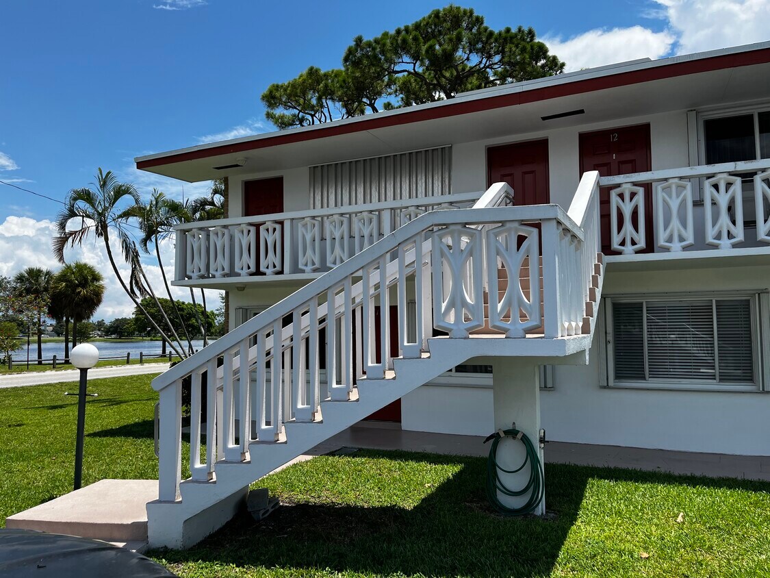 2020 Lake Osborne Dr Unit 11, Lake Worth Beach, FL 33461 Condo for