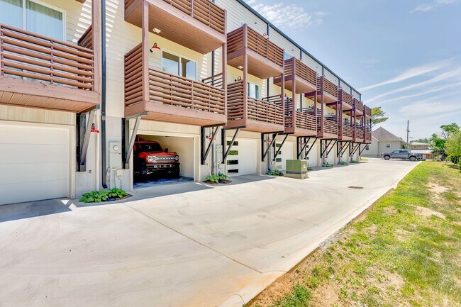 Building Photo - Brand New Townhome in North Short