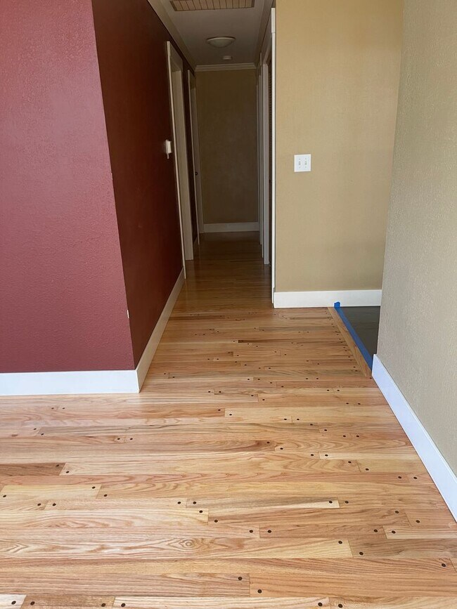Building Photo - Nice and Spacious Home in Bellevue with Ya...