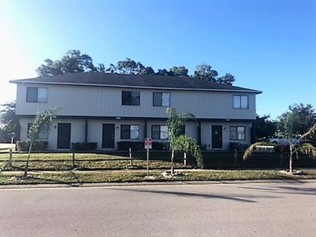GREAT 2/2.5 Townhome Near UCF! Available Now! - GREAT 2/2.5 Townhome Near UCF! Available Now!