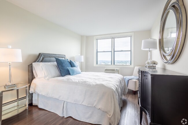 Building Photo - 700 Huron Ave