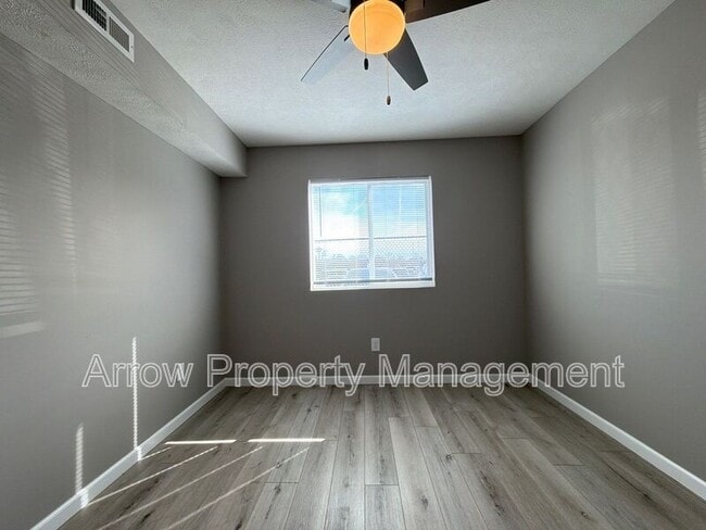 Foto del edificio - 2140 J St