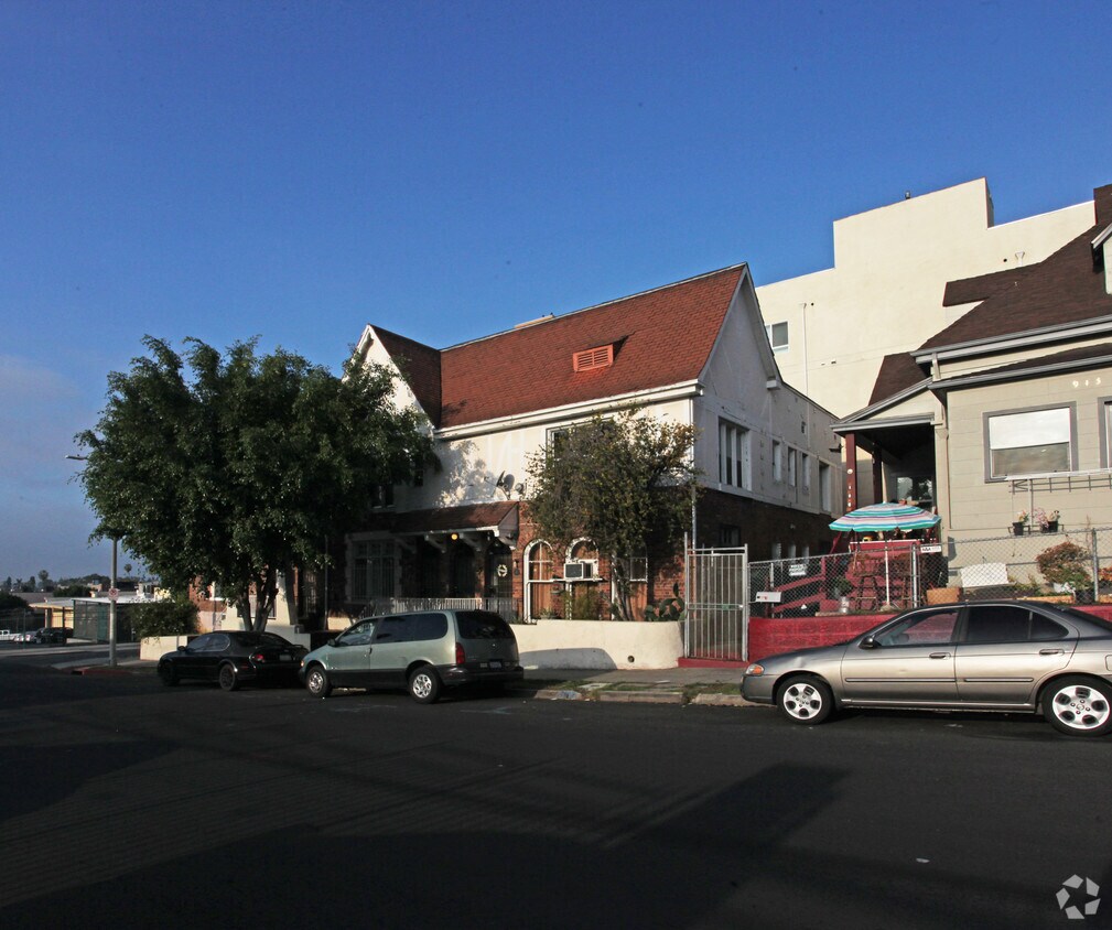 Building Photo - 951-959 S Grand View St