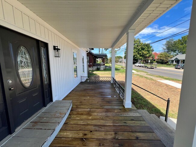 Foto del edificio - Spectacular newly remodeled home, next to the Square, Franklin, Ky