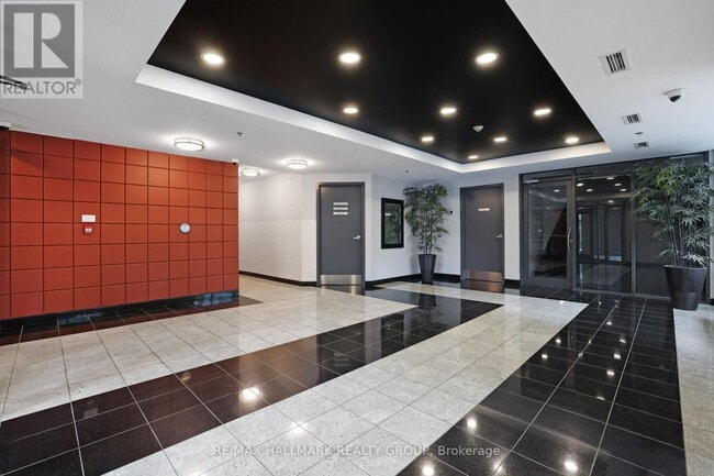 Building Photo - 445 Laurier Ave W