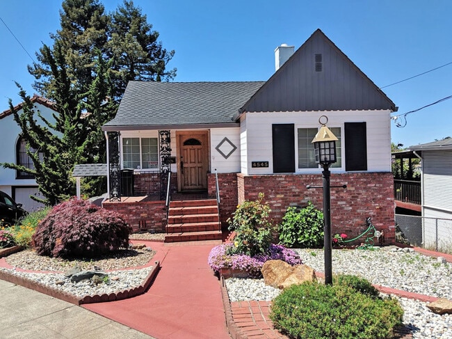 Building Photo - Coming Soon! Lovely Redwood Heights Home w...