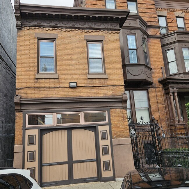 Carriage Apartment - 2342 S Broad St Apartments