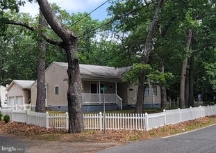 Building Photo - 2401 N Lakeshore Dr